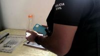 Menino de 8 anos fica preso entre pilares de concreto em SC