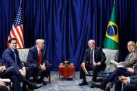 Lula e Trump tiram foto oficial durante encontro na Malásia; veja