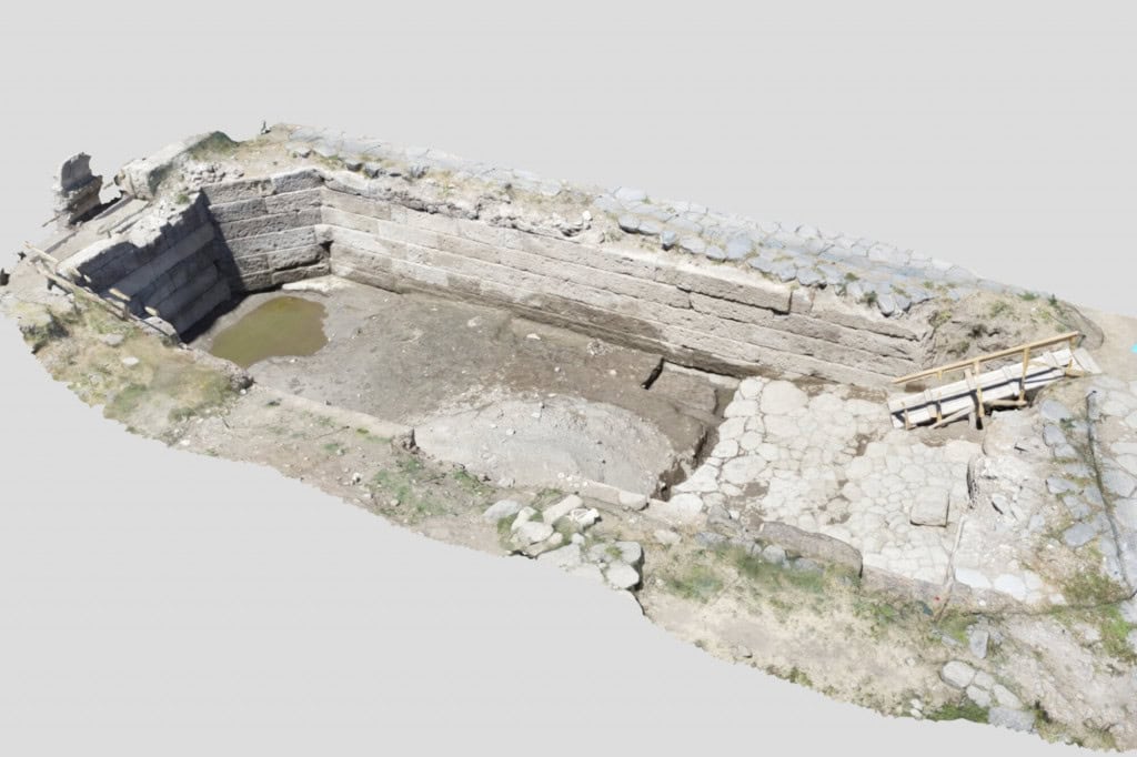 Bacia de pedra monumental revela segredos da engenharia e política romanas