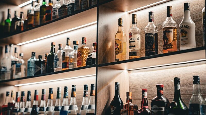 Bares e fabricantes treinam empresas para identificar bebidas falsas