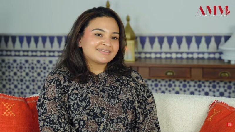 Professora islâmica se converte ao sonhar com Jesus: “Quando você bate, Ele abre a porta”