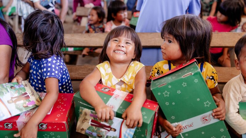 Missão de Franklin Graham dará caixas de sapato com presentes a 13 milhões de crianças