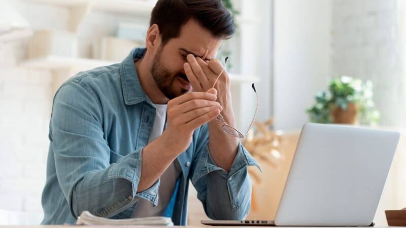 Sofre com enxaqueca? Veja 8 fatores que podem estar por trás das crises