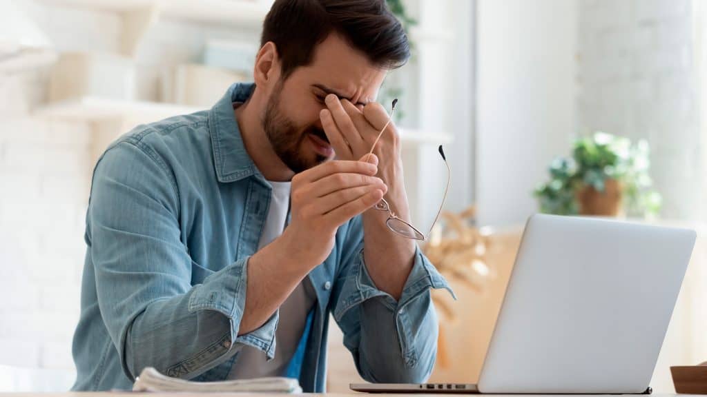 Sofre com enxaqueca? Veja 8 fatores que podem estar por trás das crises