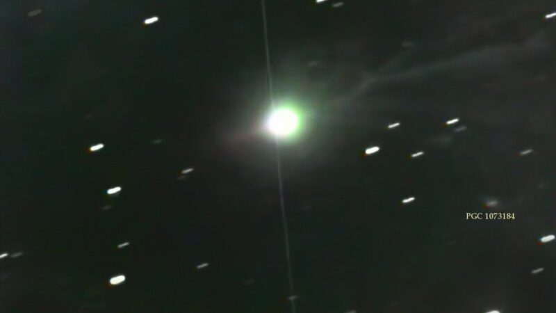 Nova imagem mostra o cometa 3I/ATLAS em plena atividade