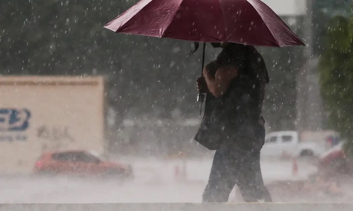 Inmet emite alerta de perigo para tempestades em várias áreas do país no início da semana; confira