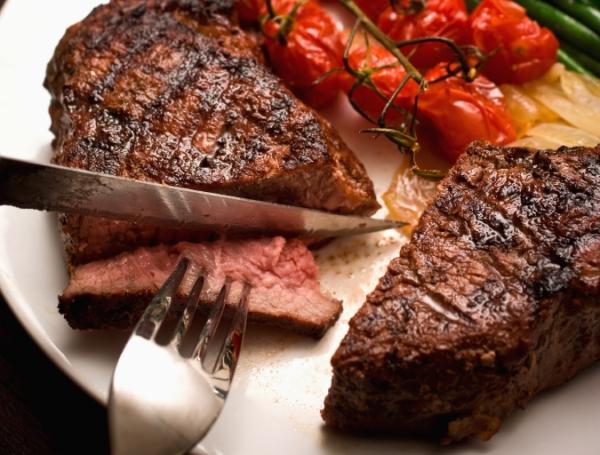 Consumo de carne vermelha é essencial para mulheres acima dos 40 anos, indica nutricionista