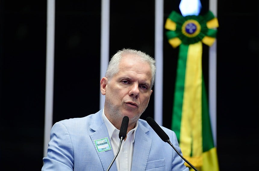 Polícia Federal prende ex-presidente do INSS em operação que investiga descontos ilegais