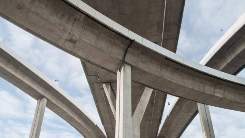 Resíduos de lítio fortalecem concreto e reduzem impacto ambiental