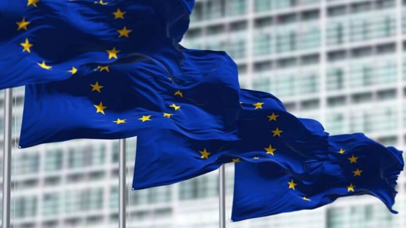 União Europeia considera derrubar partes da Lei de IA após pressão de Trump