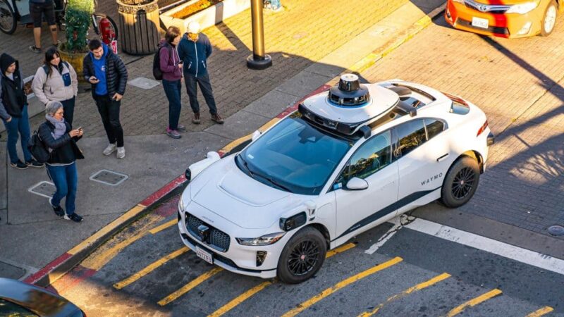Robotáxis ficam sem saber o que fazer no meio da rua durante apagão