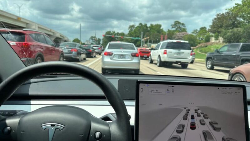 Califórnia acusa Tesla de propaganda enganosa sobre ‘piloto automático’