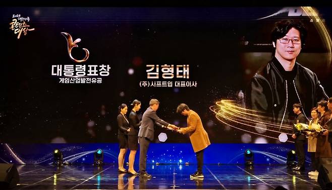 Sucesso de Stellar Blade rende honraria presidencial ao seu criador na Coreia do Sul