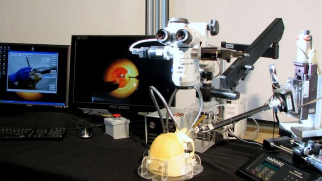Cirurgia no limite do invisível: robô usa IA para operar veias da retina