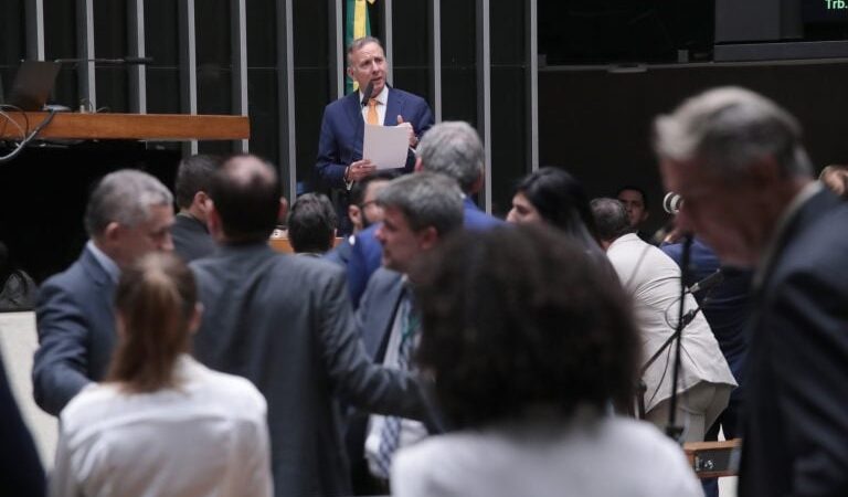 Câmara aprova redução de isenções fiscais e aumenta impostos de bets e fintechs