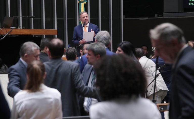 Câmara aprova redução de isenções fiscais e aumenta impostos de bets e fintechs