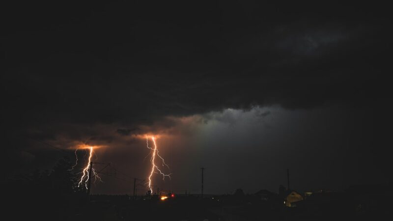 Chegada de frente fria pode provocar chuva na virada do ano