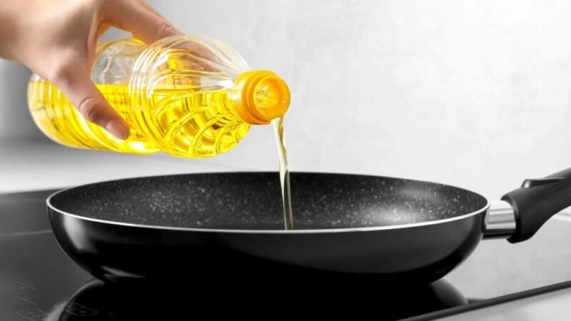 Cientistas criam plástico reciclável a partir de óleo de cozinha usado