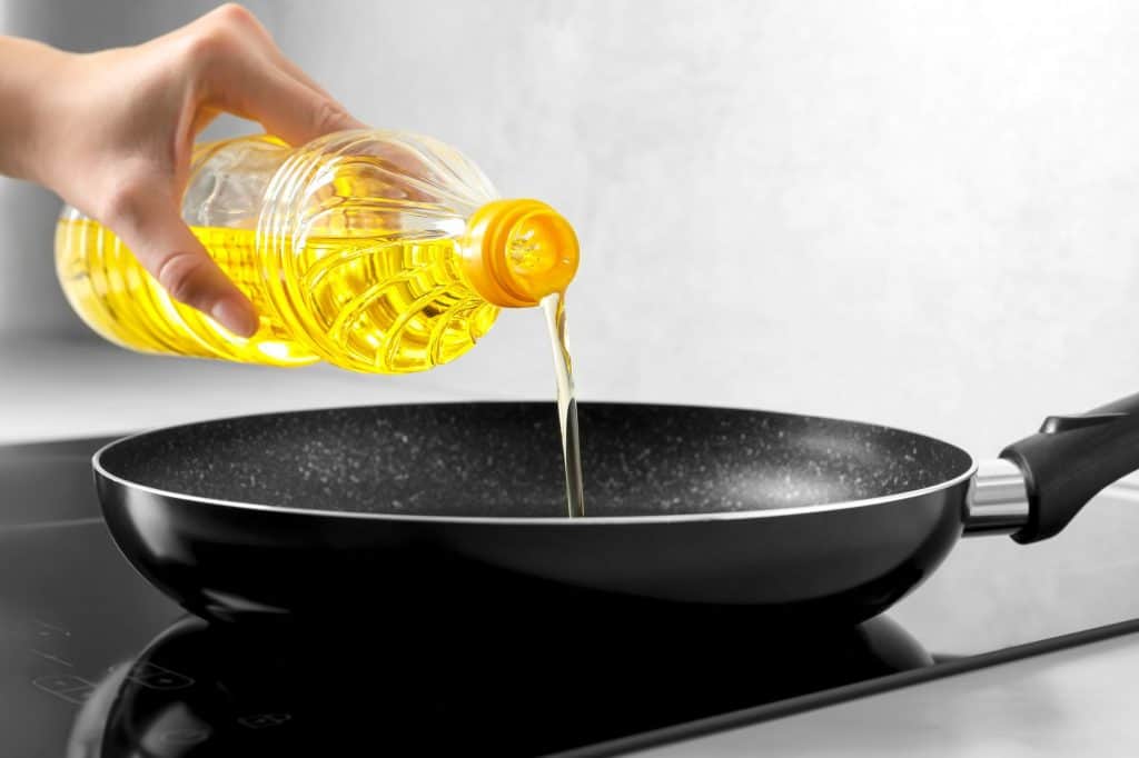 Cientistas criam plástico reciclável a partir de óleo de cozinha usado