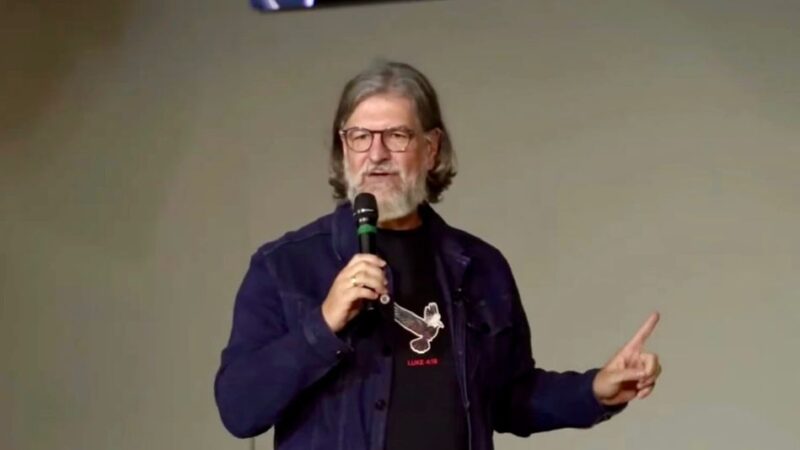 “Usar um relógio de R$ 300 mil é incompatível com a função pastoral”, alerta Carlito Paes