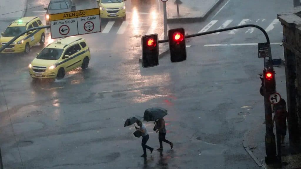Frente fria interrompe onda de calor e traz risco de temporais a São Paulo