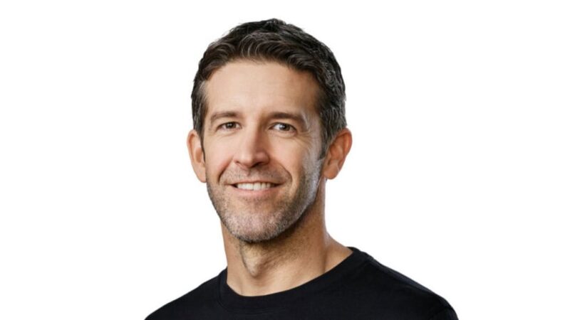Quem é John Ternus, executivo que pode sentar na cadeira de Tim Cook na Apple