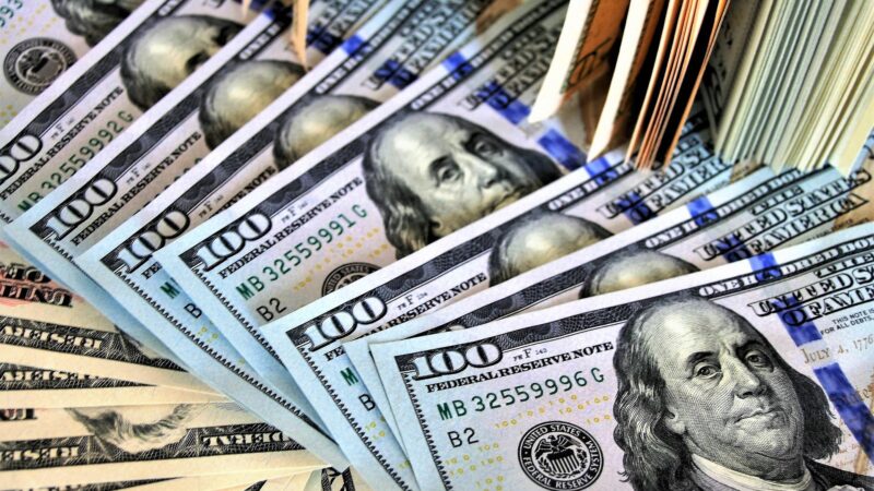 Dólar cai para R$ 5,20 e atinge menor valor em 20 meses