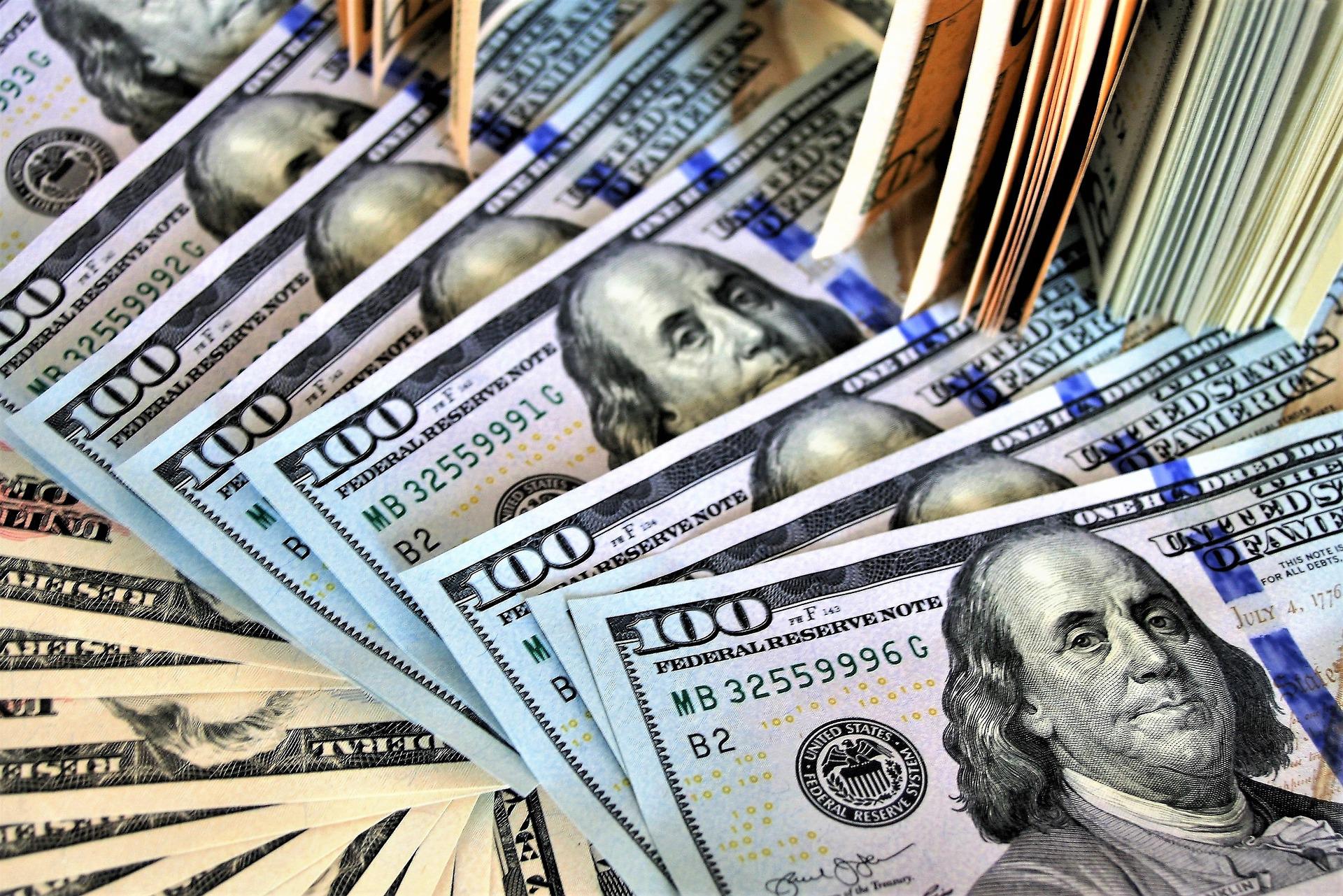 Dólar cai para R$ 5,20 e atinge menor valor em 20 meses