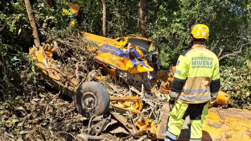 Avião agrícola cai e piloto é resgatado com vida 15 horas depois