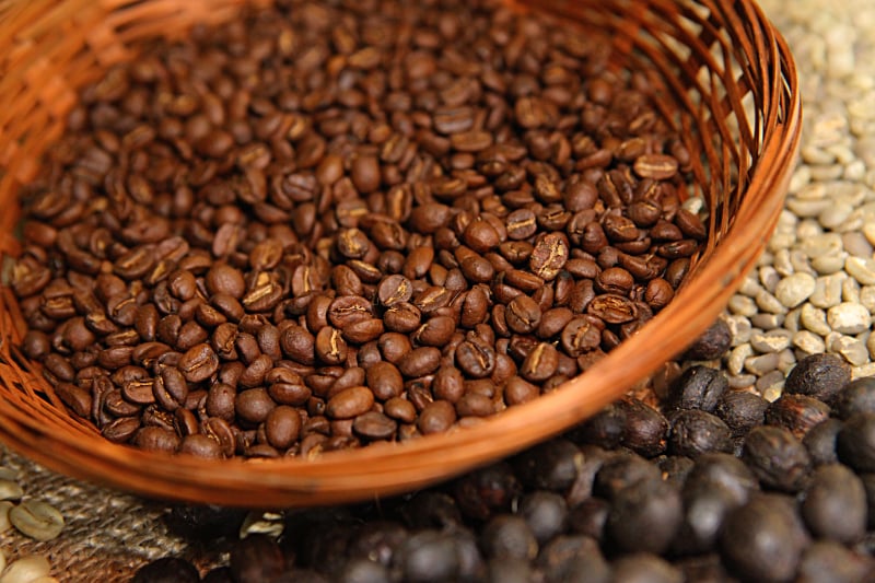 Cepea projeta volatilidade nos preços do café em 2026 com oferta global restrita