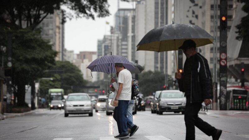 Avanço de frente fria provoca temporais e chuva forte; veja a previsão do tempo