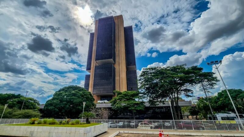 Copom mantém juros básicos em 15% ao ano pela quinta vez seguida