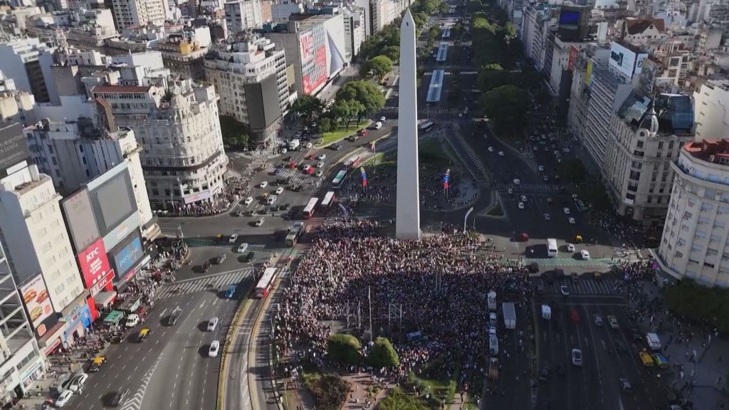 Venezuelanos em Buenos Aires celebram captura de Nicolás Maduro