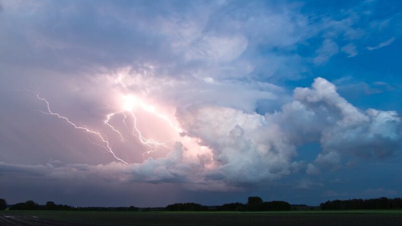 Chuva forte, temporais e vento de até 70 km/h marcam o 1º dia de 2026
