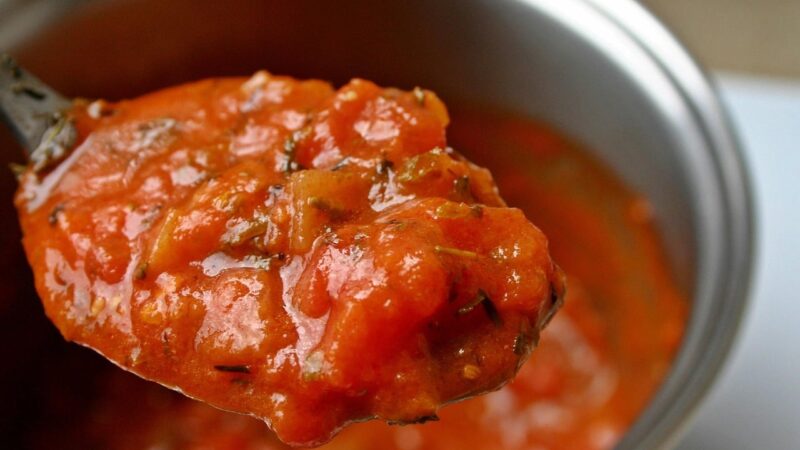 Após detectar pedaços de vidro, Anvisa manda recolher molho de tomate