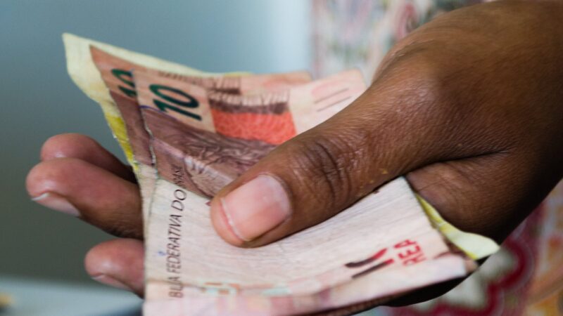 Novo salário mínimo de R$ 1.621 começa a ser pago hoje; saiba como conferir