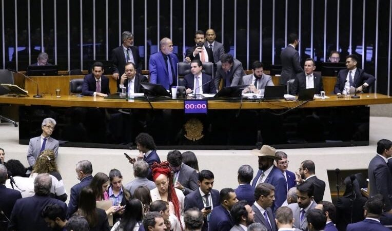 Fim da jornada 6×1 pode ser votada em maio, diz presidente da Câmara