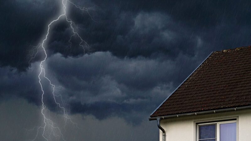 Frente fria em duas regiões e temporais em cinco marcam o dia