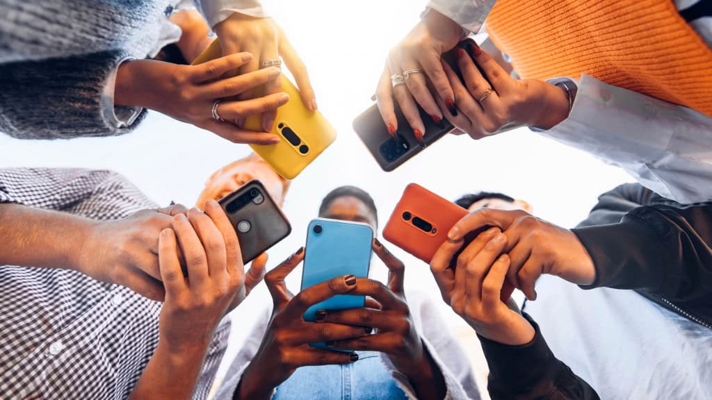 Mais um! Espanha também vai proibir redes sociais para adolescentes