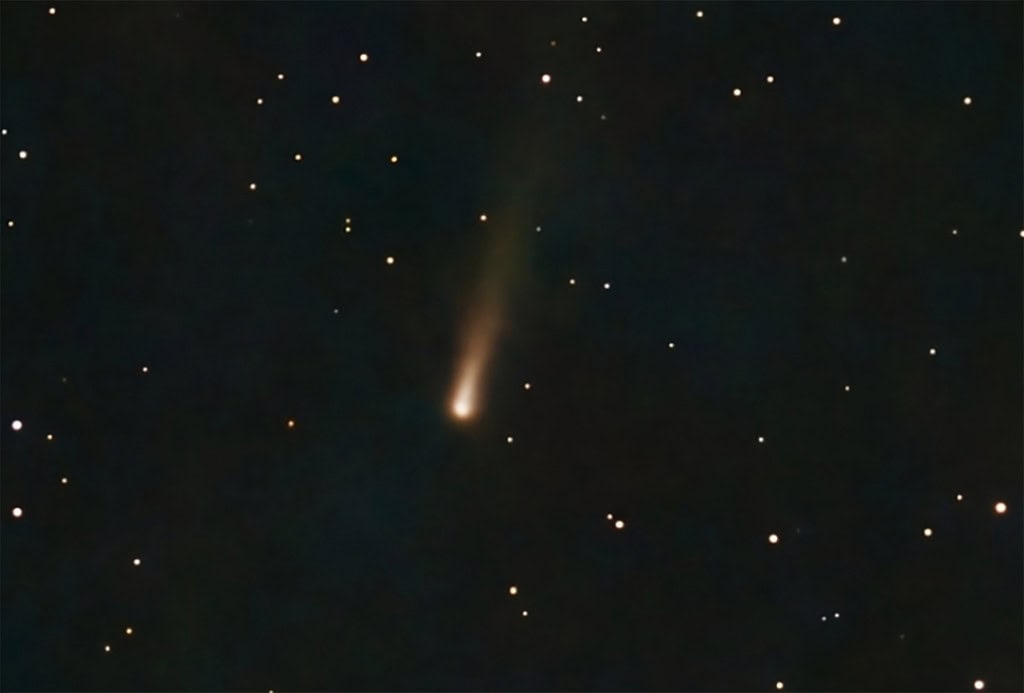 Novas imagens mostram cometa “dourado” se desintegrando após encontro com o Sol