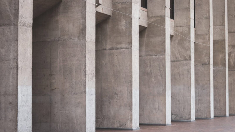 Novo concreto sustentável feito com restos de madeira e areia do deserto
