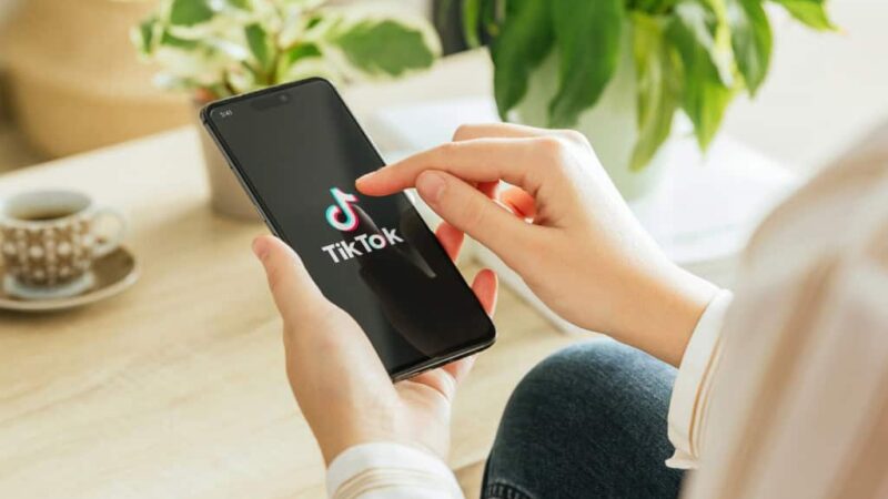 União Europeia acusa TikTok de viciar usuários e pede mudanças radicais