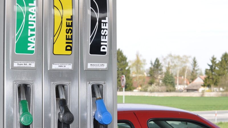 Diesel dispara mais de 20% em março e puxa alta dos combustíveis no Brasil
