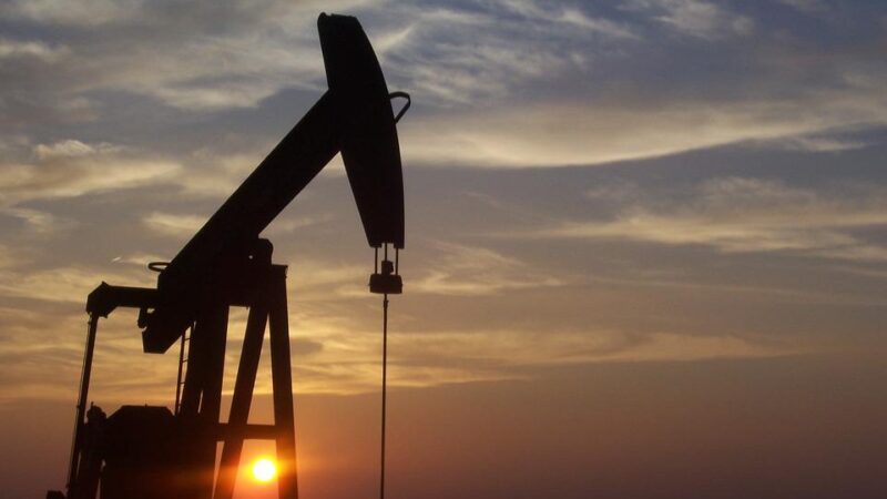 Sob impacto da guerra, Opep+ decide aumentar produção de petróleo