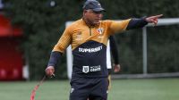 Athletico-PR goleia Botafogo e assume vice-liderança do Brasileirão