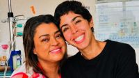 Anitta “vira” professora de ski de Bela Gil; veja o momento