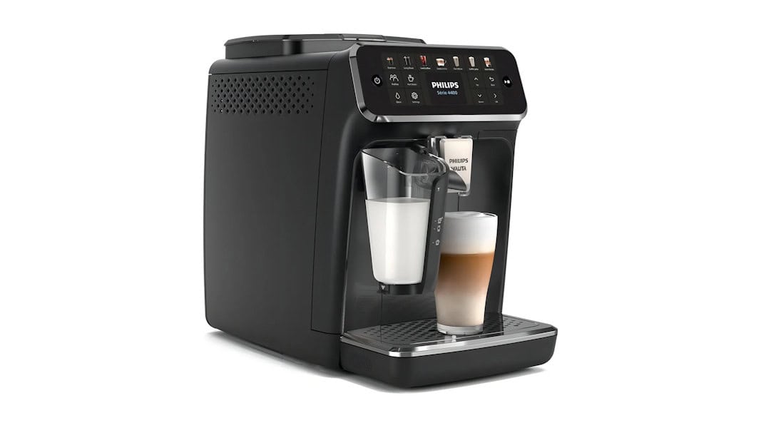 Vai um cafezinho? Modelo da Philips em oferta prepara bebida para a família inteira