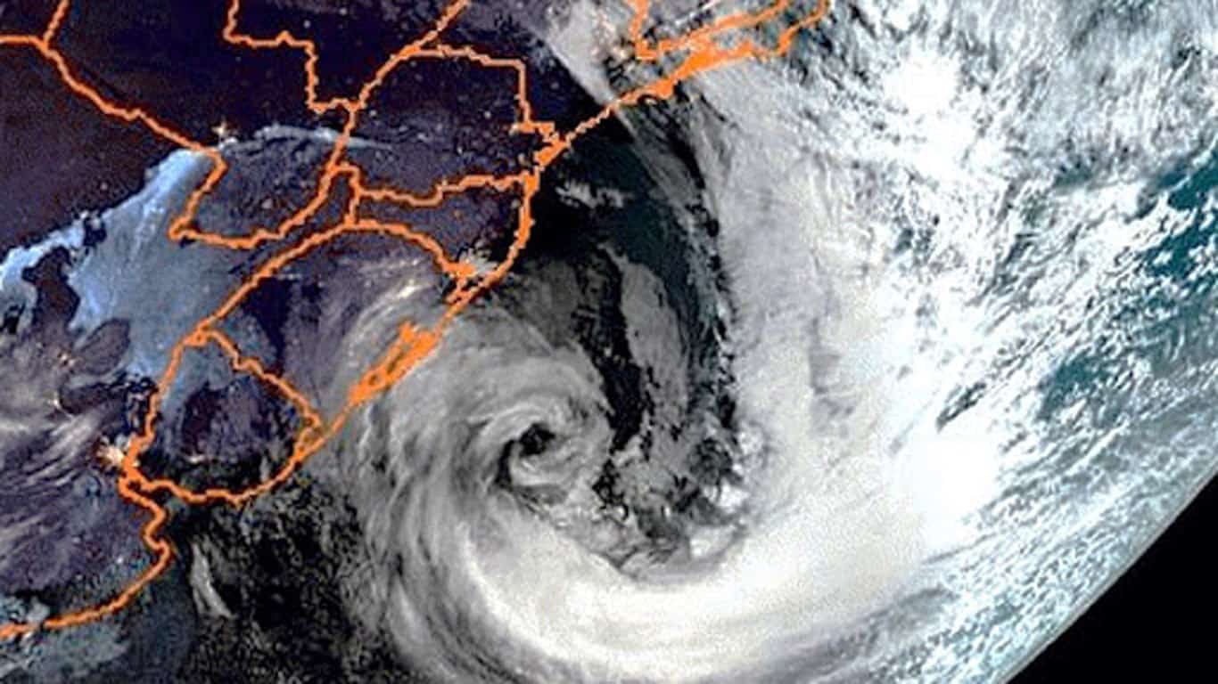 Ciclone provoca chuva forte e ventos acima de 100 km/h