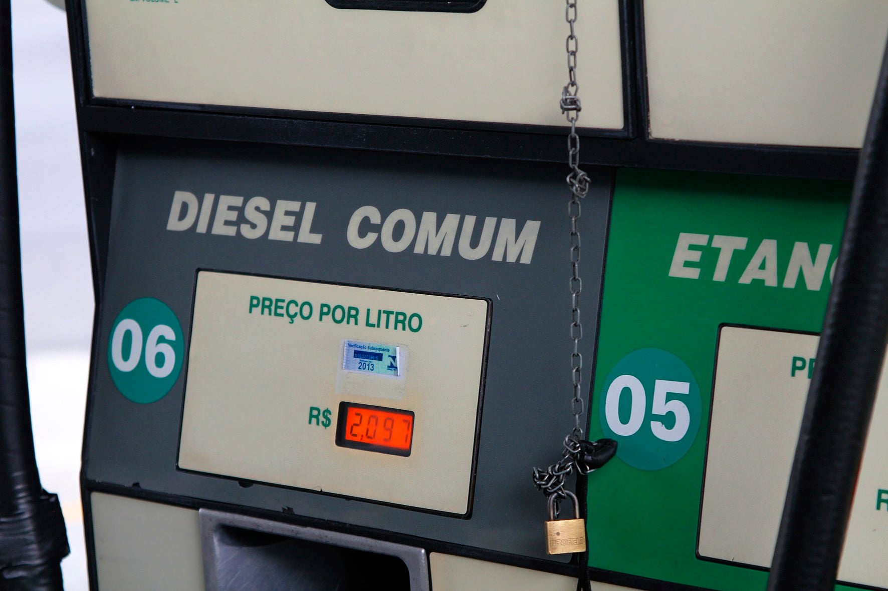 Pelo menos 142 municípios do RS já restringem serviços pela falta de diesel, diz Famurs