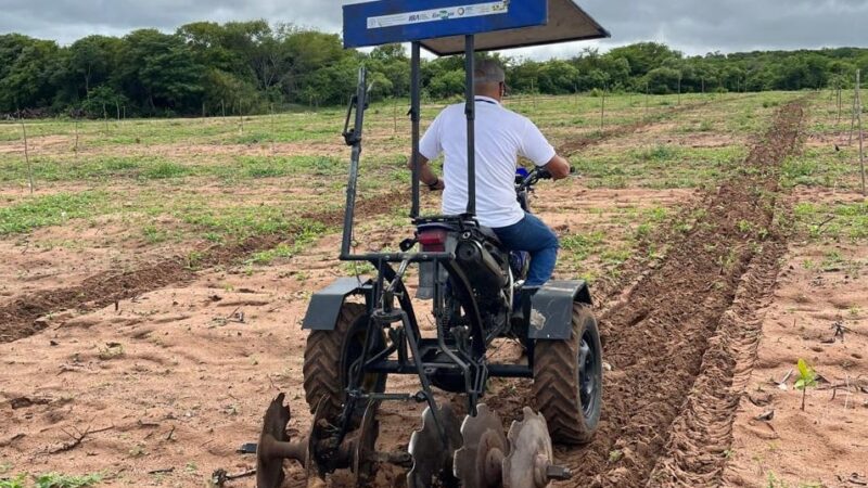 Pesquisador da Embrapa transforma moto em ‘mini trator’ para ajudar pequenos produtores